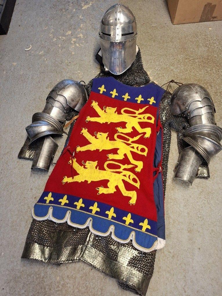Tabard 9  - Medieval Costumes -  Ancient Armouries